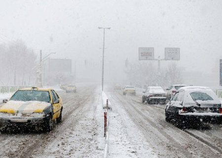 بارش برف و باران در محورهای مواصلاتی ۸ استان/ ترافیک روان در اکثر جاده‌ها