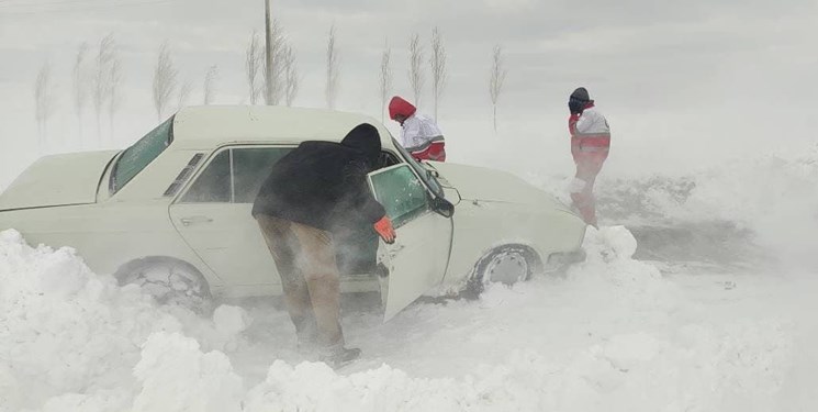 امدادرسانی به ۱۵ نفر از گرفتاران در برف و کولاک آذربایجان‌شرقی