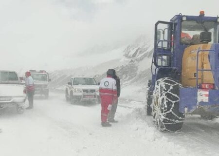 نجات مادر باردار و نوزاد بدحال از میان برف و کولاک در بستان‌آباد