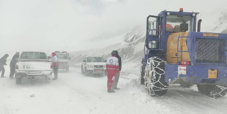 نجات مادر باردار و نوزاد بدحال از میان برف و کولاک در بستان‌آباد