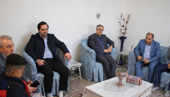 دلجویی مدیر آموزش و پرورش ناحیه ۱ از دانش آموزی که مورد تنبیه بدنی قرار گرفته بود