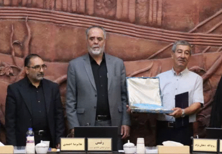 تجلیل از شهروند فداکار تبریزی در صحن شورا/ تذکر در خصوص مسیرگشایی و مشکلات پرداخت در شهرداری تبریز