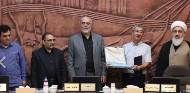 تجلیل از شهروند فداکار تبریزی در صحن شورا/ تذکر در خصوص مسیرگشایی و مشکلات پرداخت در شهرداری تبریز