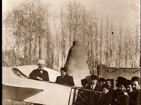 نخستین پرواز در آسمان ایران؛ نمایش هوایی خلبان لهستانی مقابل احمدشاه قاجار