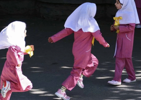 رنگ تیره لباس مدارس یادگیری را کاهش می‌ دهد