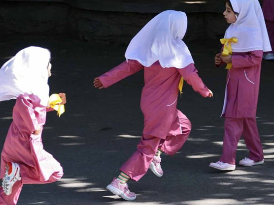 رنگ تیره لباس مدارس یادگیری را کاهش می‌ دهد