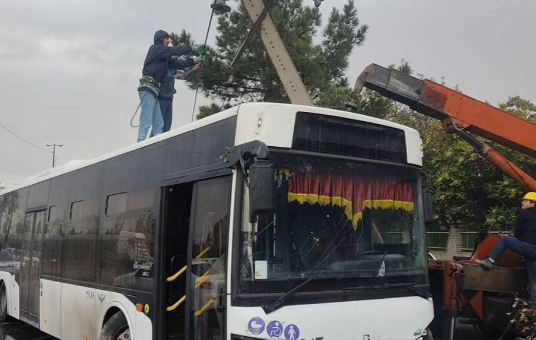خسارت به شبکه برق در پی، بی‌احتیاطی راننده اتوبوس