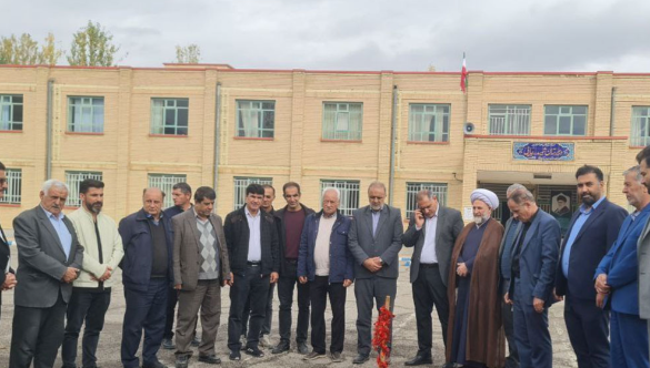 پروژه احداث چمن مصنوعی دبیرستان شهید رجایی شهر مهربان کلنگ زنی شد