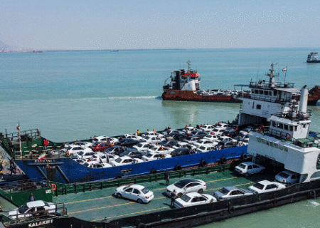 لندینگ‌ کرافت به گل نشسته در مسیر دریایی لافت هرمزگان با یکصد مسافر دوباره شناور شد 