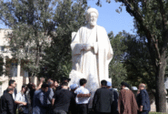 نصب تندیس دو چهره ماندگار آذربایجان در تبریز
