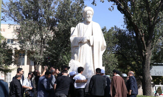 نصب تندیس دو چهره ماندگار آذربایجان در تبریز