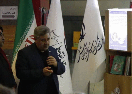 کتاب، همسفر جدید مسافران متروی تبریز/ زمان‌های مرده مترو با کتاب زنده می‌شود