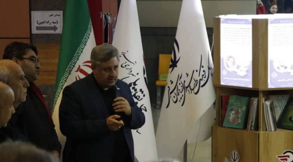 کتاب، همسفر جدید مسافران متروی تبریز/ زمانهای مرده مترو با کتاب زنده میشود