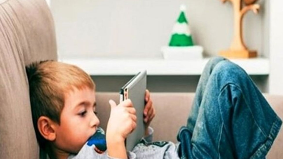 تلفن همراه فرصت خیال‌پردازی را از کودک سلب می‌کند