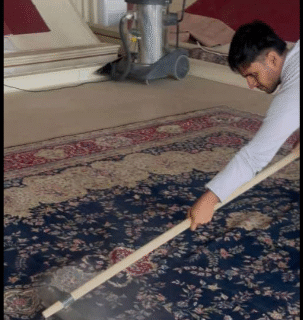 غبار سال‌ها | بیرون آمدن ۶۰ کیلو خاک از دل فرش‌های نفیس عمارت ساعت تبریز 