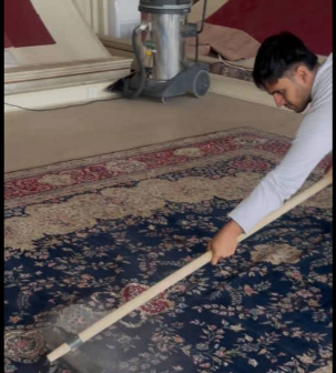 غبار سالها | بیرون آمدن ۶۰ کیلو خاک از دل فرشهای نفیس عمارت ساعت تبریز