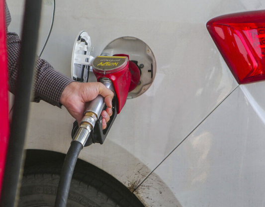 سوختگیری بدون کارت سوخت در چند پمپ بنزین