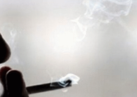 هشدار به سیگاری‌ ها/ مصرف دخانیات خطر عوارض آلودگی هوا را چند برابر می‌ کند