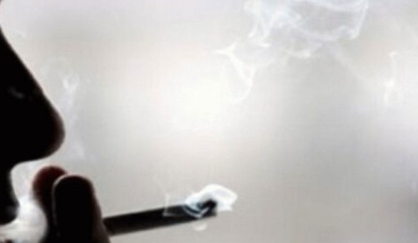 هشدار به سیگاری ها/ مصرف دخانیات خطر عوارض آلودگی هوا را چند برابر می کند