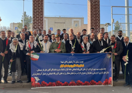 اولین روز کار به ادای احترام به شهدا